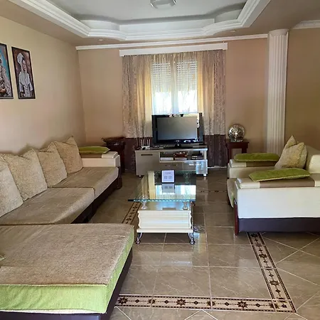 فيلة Hoxholli *
